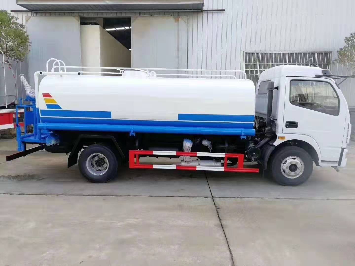 程力東風(fēng)多利卡綠化噴灑車(chē)出口車(chē)型