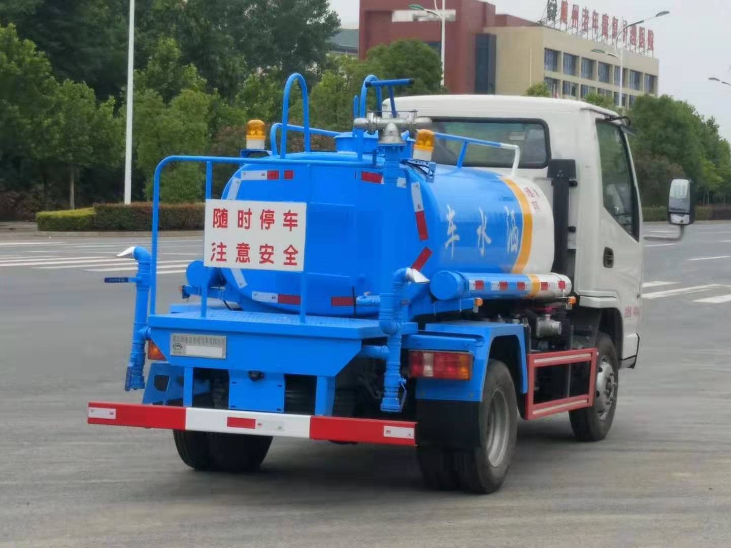 凱馬不超重藍(lán)牌灑水車(chē)圖片
