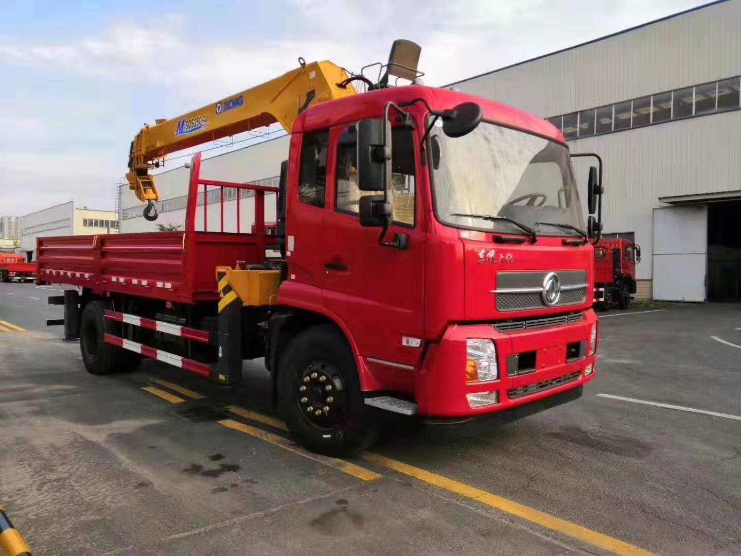 東風(fēng)天錦隨車(chē)吊徐工吊機(jī)