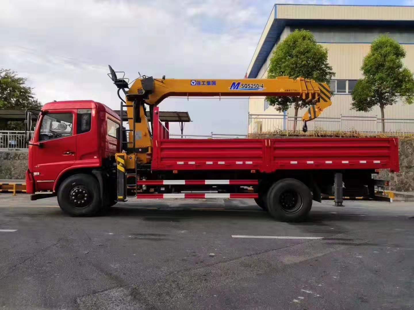 東風(fēng)天錦隨車(chē)吊徐工吊機(jī)