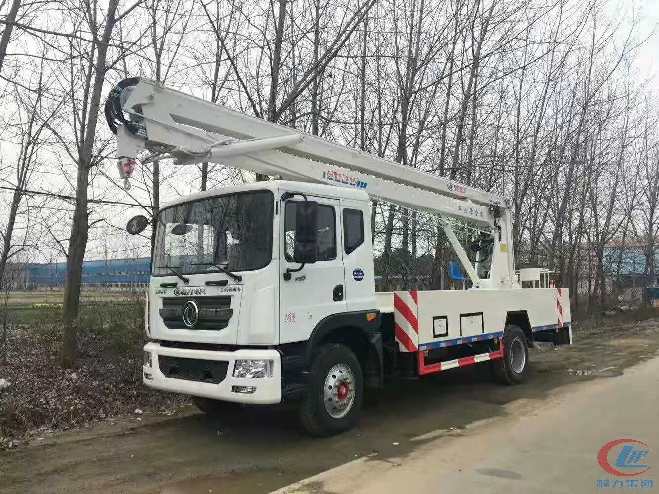 國五東風D9 22米高空作業(yè)車側(cè)面圖