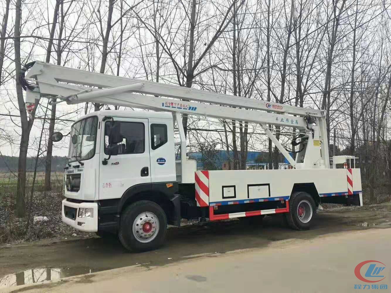 國五東風D9 22米高空作業(yè)車側(cè)面圖
