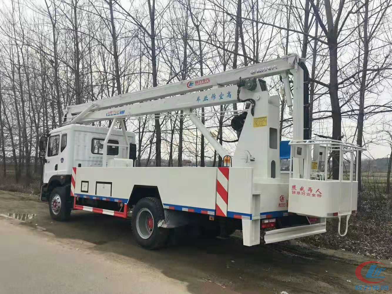 東風D9折臂式22米高空作業(yè)車側(cè)面圖