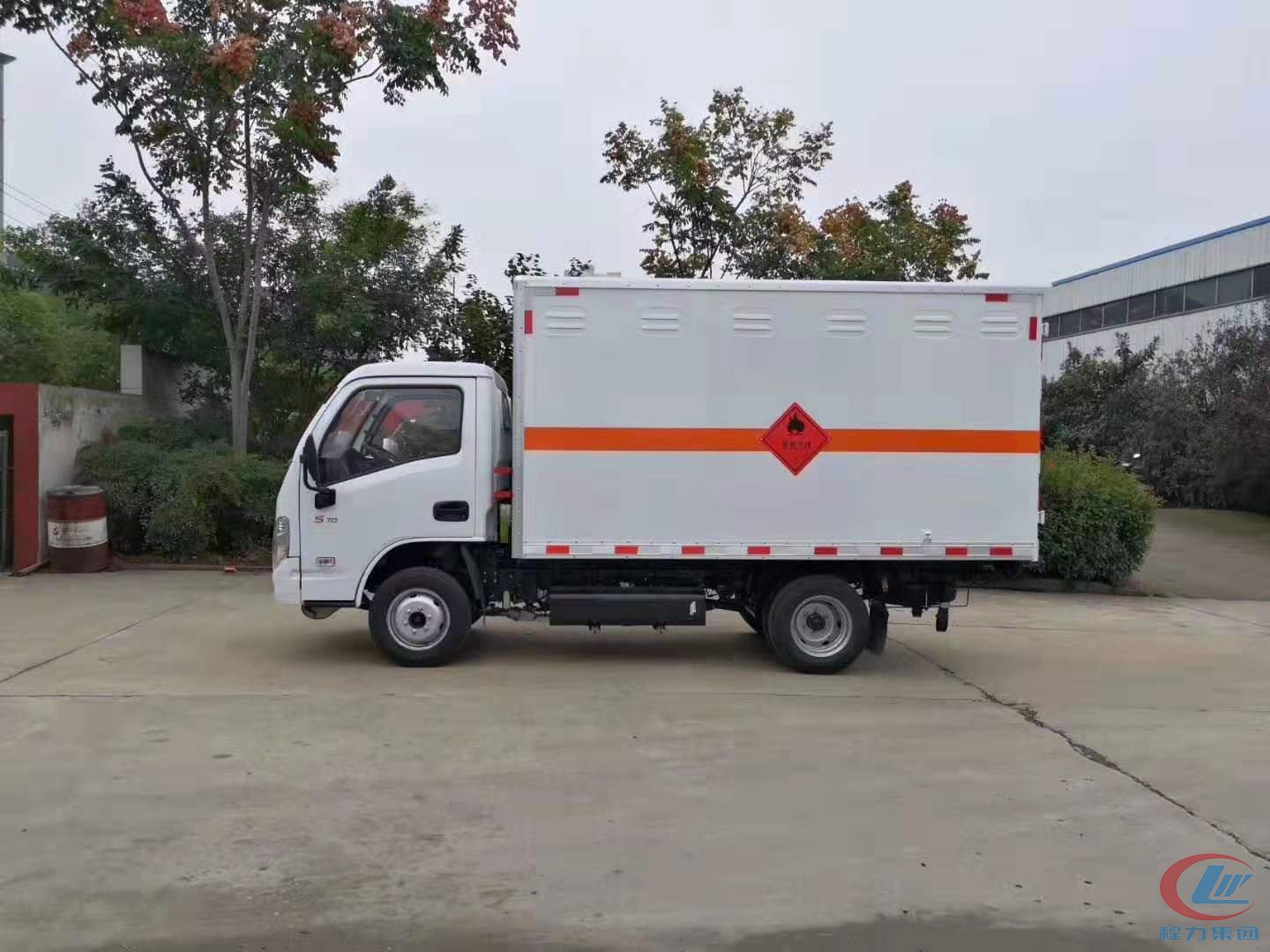 程力集團躍進小福星易燃氣體廂式運輸車側(cè)面圖