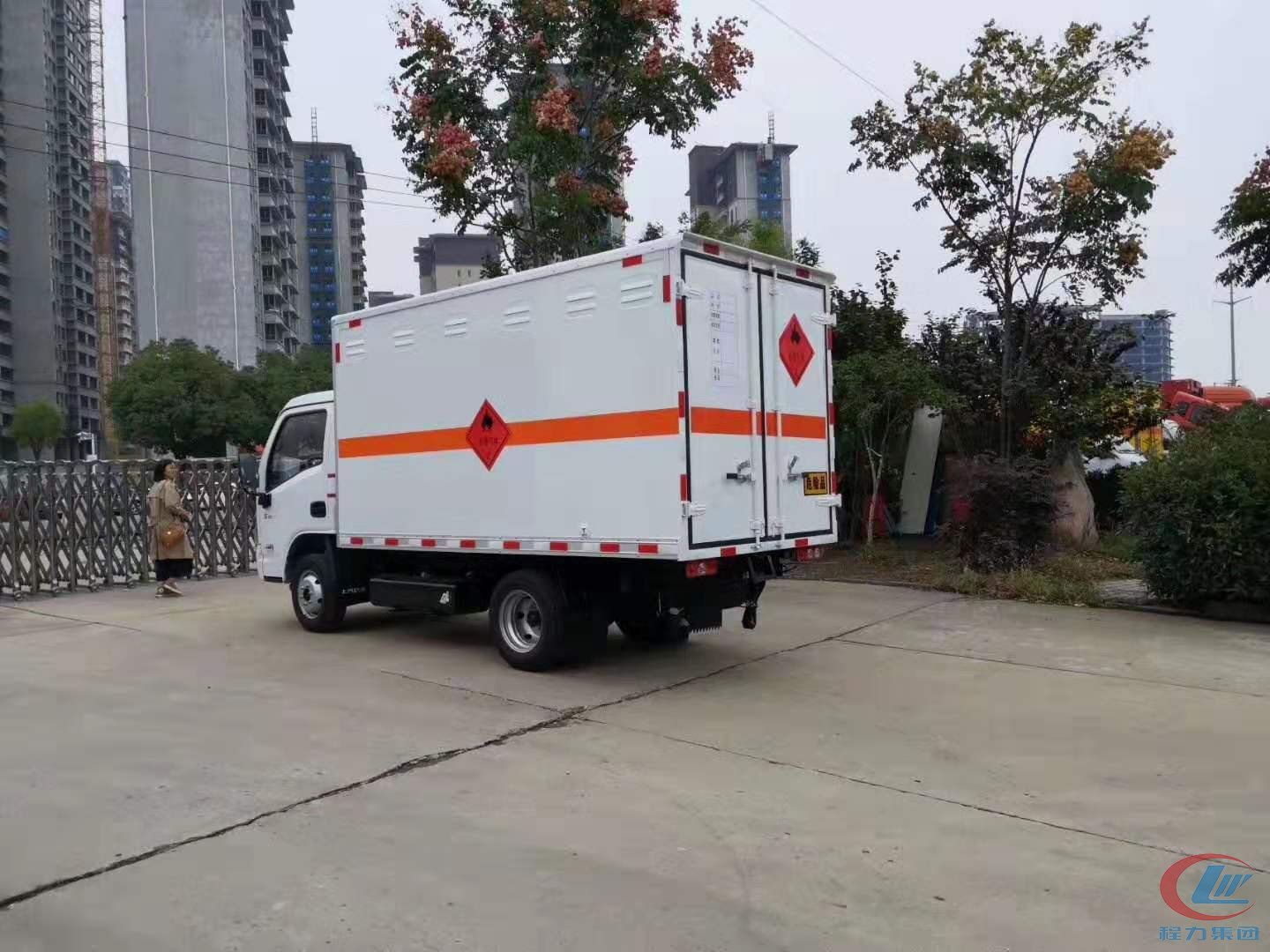 程力集團躍進小福星易燃氣體廂式運輸車側(cè)面圖