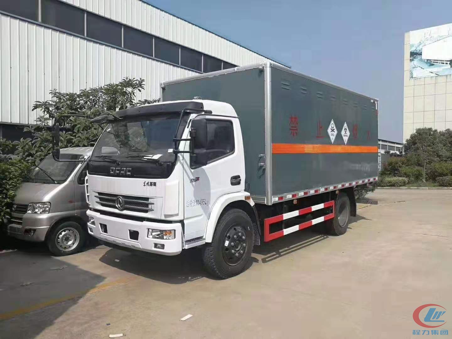 東風(fēng)多利卡危險(xiǎn)品運(yùn)輸車(chē)