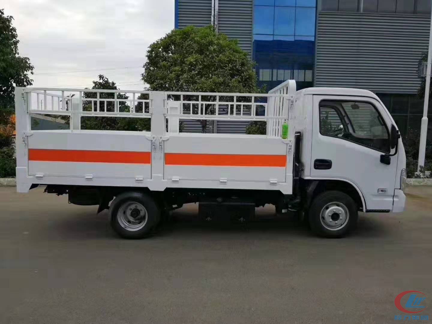 程力躍進倉欄式危險品運輸車藍牌側(cè)面圖