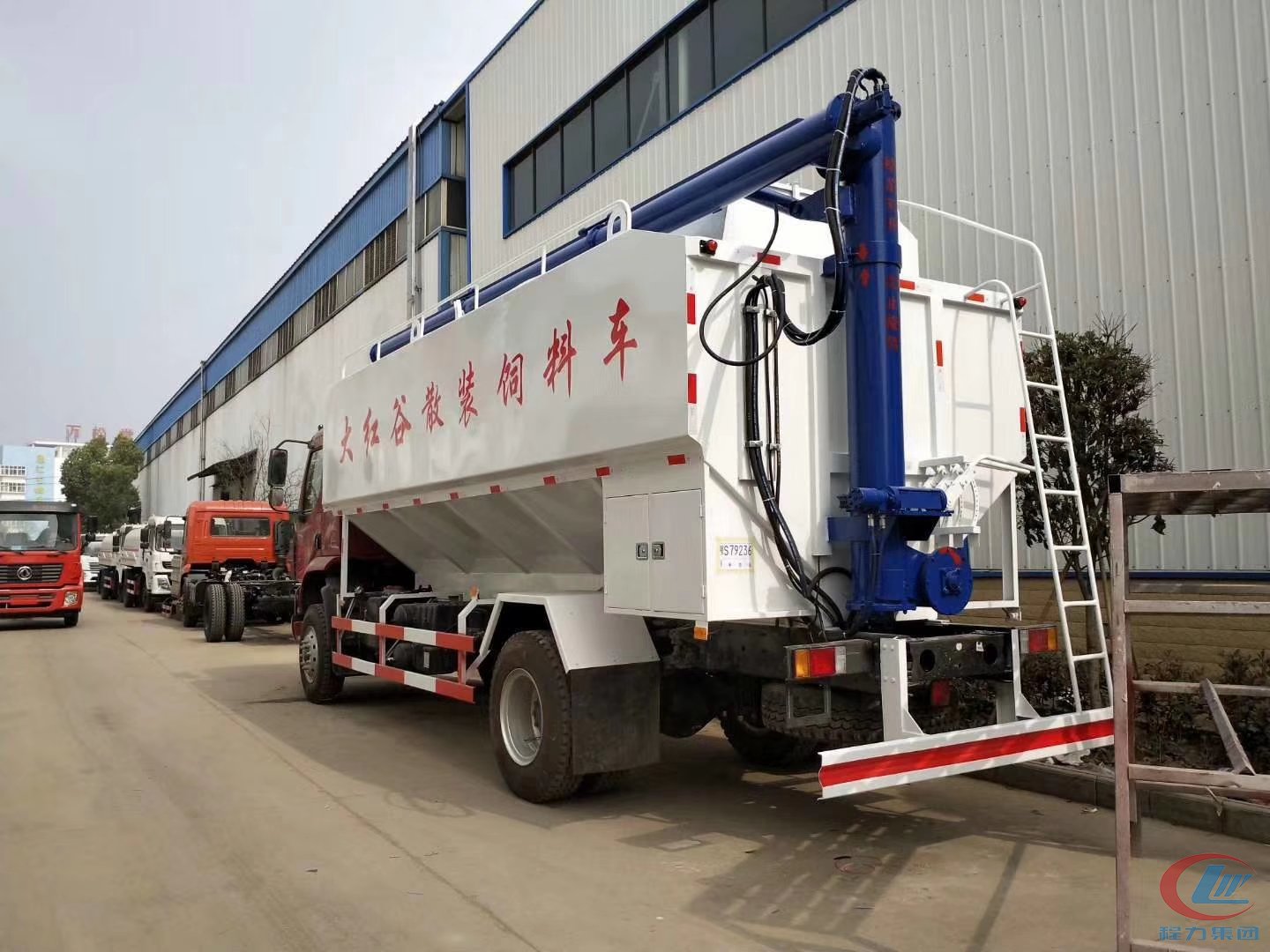 程力集團(tuán)東風(fēng)柳汽12-14噸飼料車側(cè)面圖