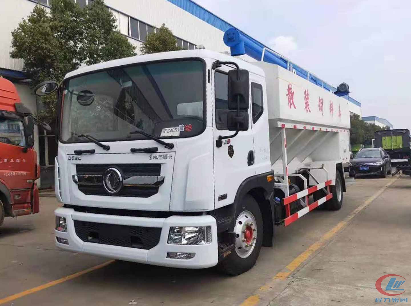 程力東風(fēng)多利卡D9散裝飼料運(yùn)輸車(chē)高清圖