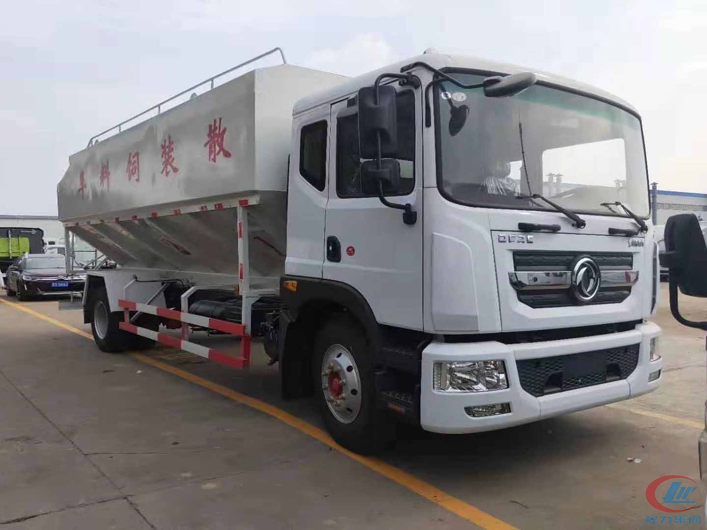 程力東風(fēng)多利卡D9散裝飼料運(yùn)輸車(chē)高清圖