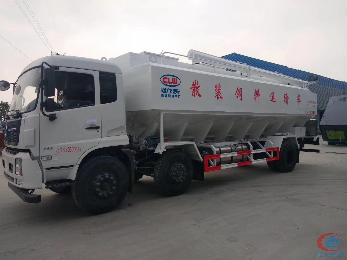 程力東風(fēng)天錦散裝飼料運(yùn)輸車側(cè)面圖