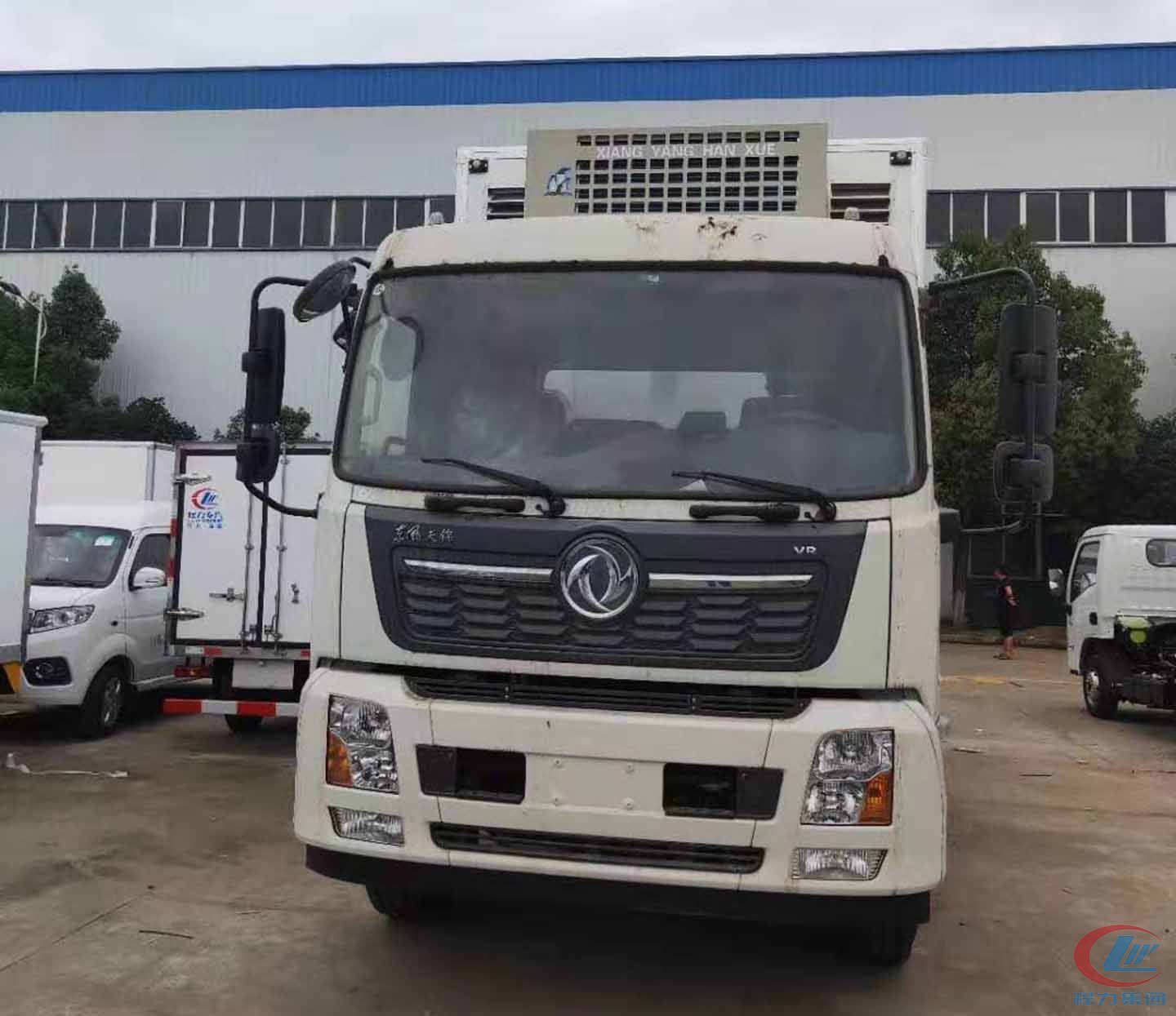 天錦7.4米雛禽運豬車側(cè)面圖