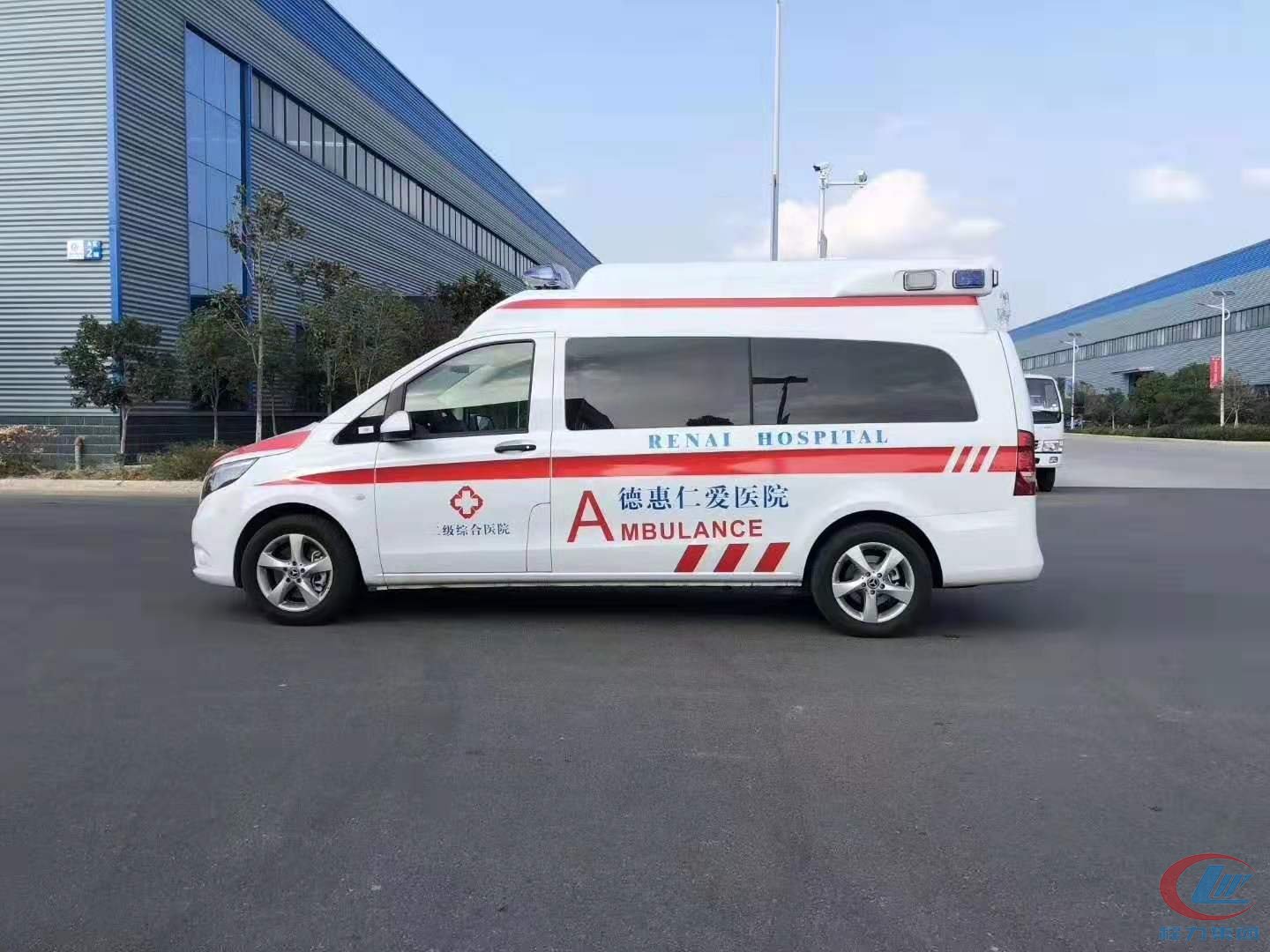國六奔馳威霆救護車側(cè)面圖