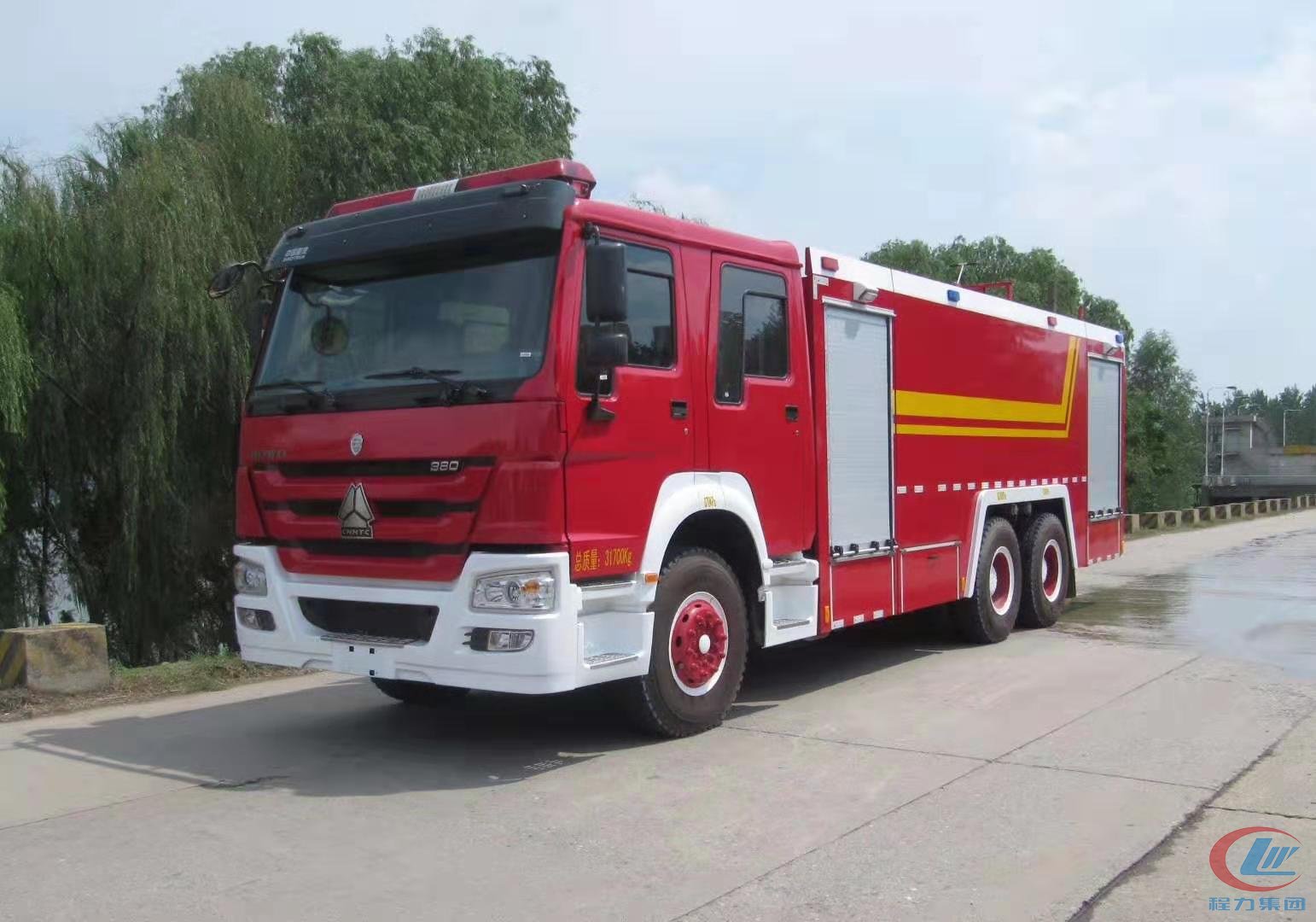 重汽豪沃泡沫消防車側面圖