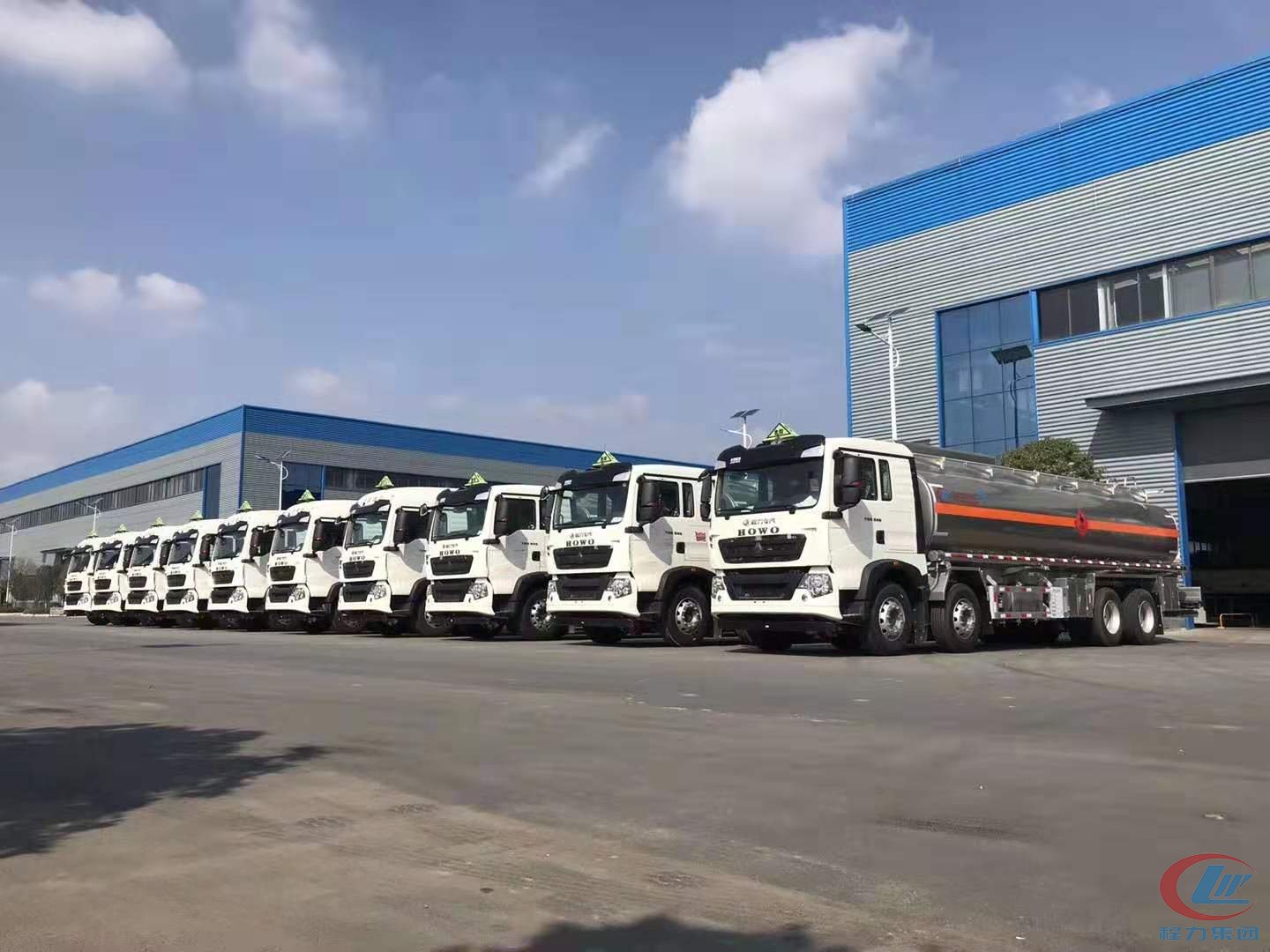 程力汽車(chē)集團(tuán)油罐車(chē)專(zhuān)業(yè)廠前油罐車(chē)
