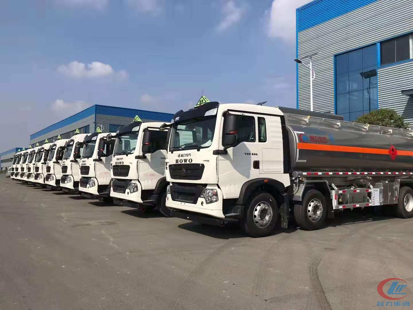 程力集團(tuán)重汽豪沃油罐車(chē)發(fā)車(chē)