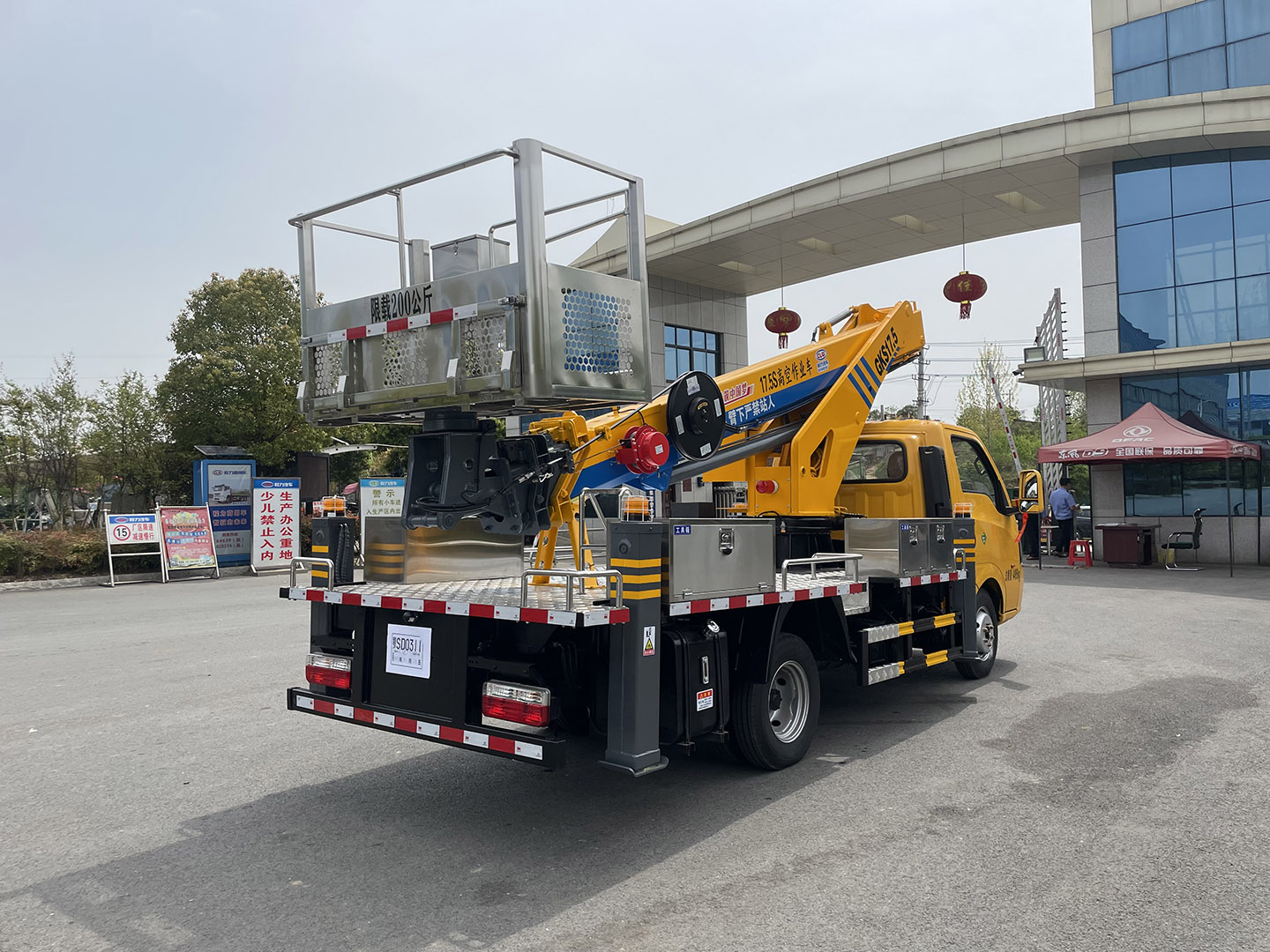 東風(fēng)途逸藍(lán)牌伸縮臂登高車